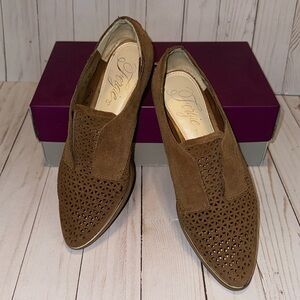 Fergie light brown suede slip on flat w gold